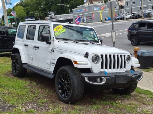Used 2023 Jeep Wrangler Unlimited Sahara w/ Cold Weather Group AWD/4WD image 4