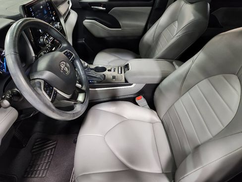 Used 2022 Toyota Highlander XLE AWD/4WD image 31