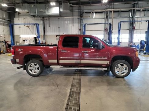 Used 2014 GMC Sierra 2500 Denali w/ Suspension Package, Off-Road AWD/4WD image 8