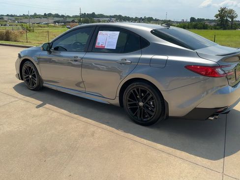 Used 2025 Toyota Camry SE image 6