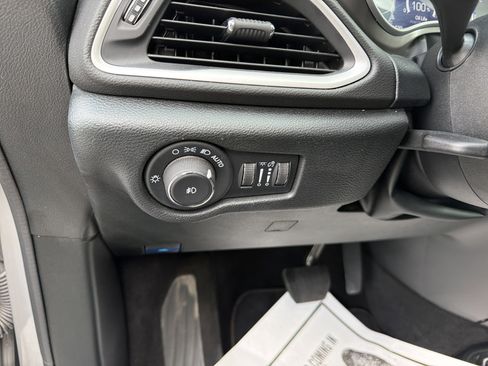 Used 2025 Chrysler Pacifica Select FWD image 16