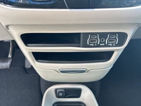 Used 2023 Chrysler Pacifica Touring-L FWD image 29