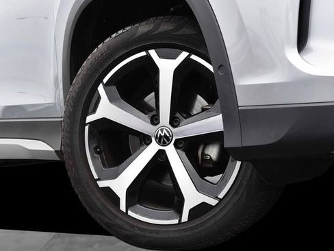 Certified 2025 Volkswagen Tiguan SE FWD image 3