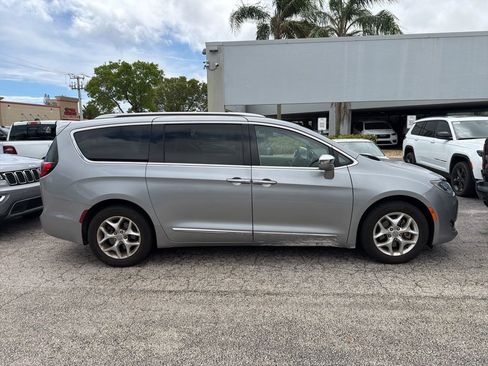 Used 2020 Chrysler Pacifica Limited image 4