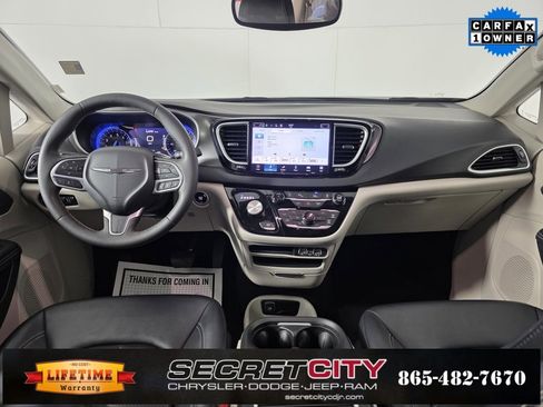 Used 2024 Chrysler Pacifica Touring-L image 29