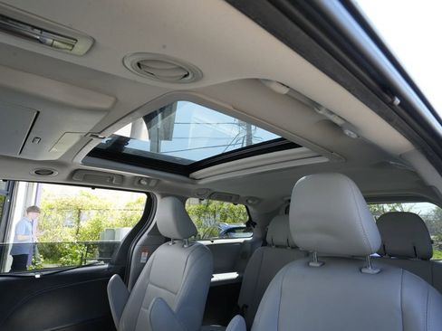 Used 2017 Toyota Sienna AWD image 20