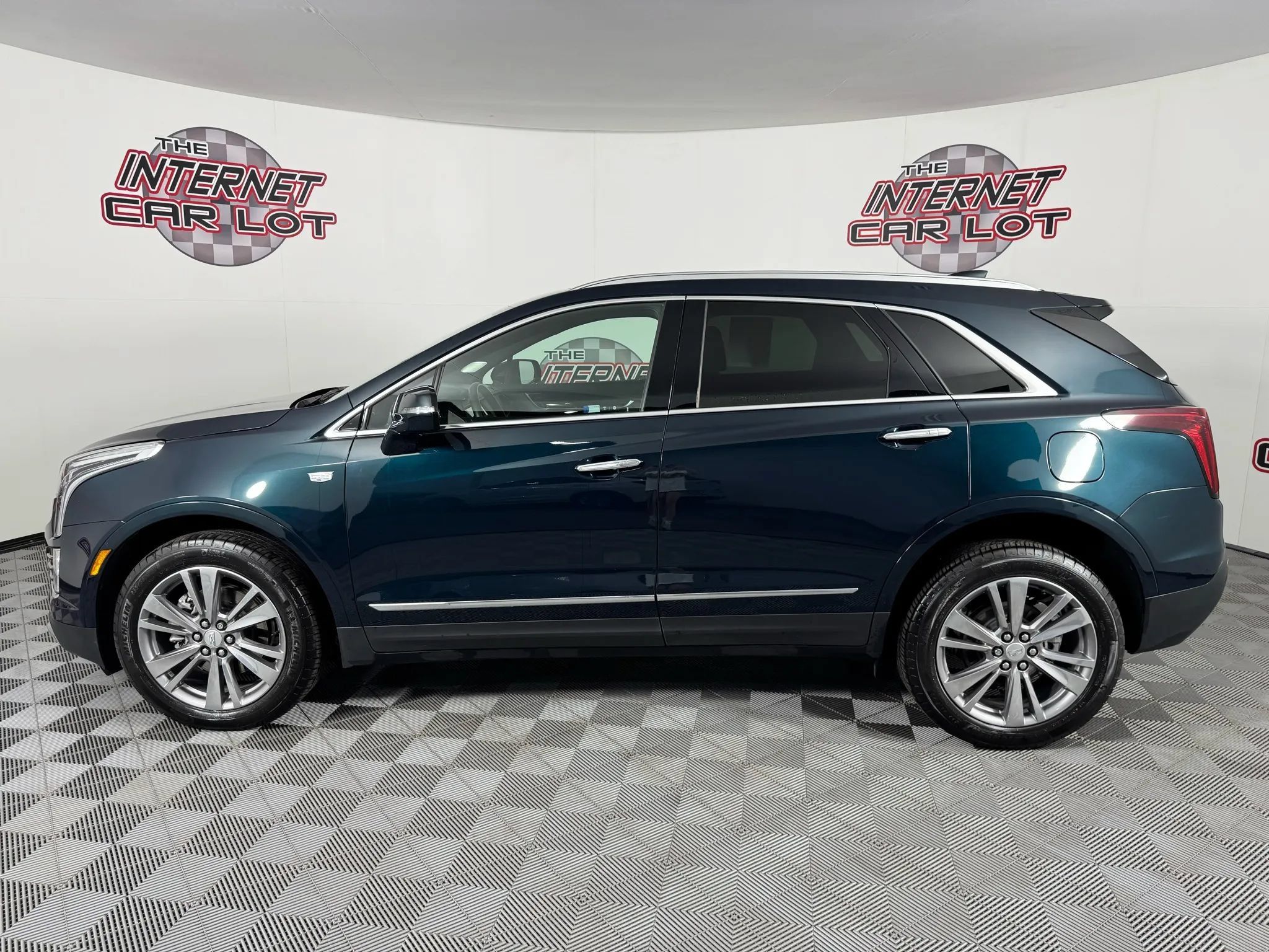 Used 2024 Cadillac XT5 Premium Luxury w/ LPO, Floor Liner Package AWD/4WD image 4