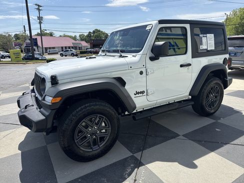 Used 2025 Jeep Wrangler Sport image 5