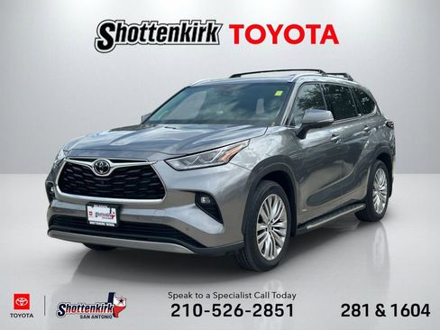 Used 2025 Toyota Highlander Platinum AWD/4WD image 1