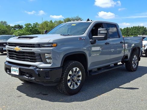 Used 2025 Chevrolet Silverado 2500 Custom w/ Custom Value Package AWD/4WD image 3