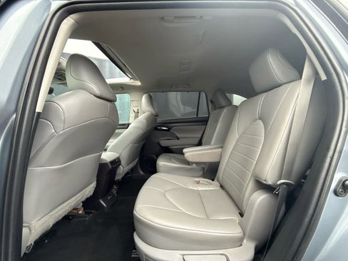 Used 2022 Toyota Highlander XLE image 8