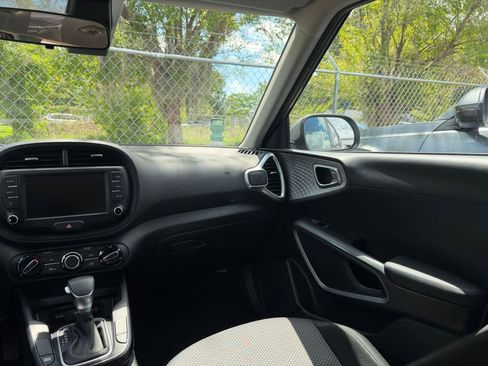 Used 2025 Kia Soul LX w/ LX Technology Package FWD image 33