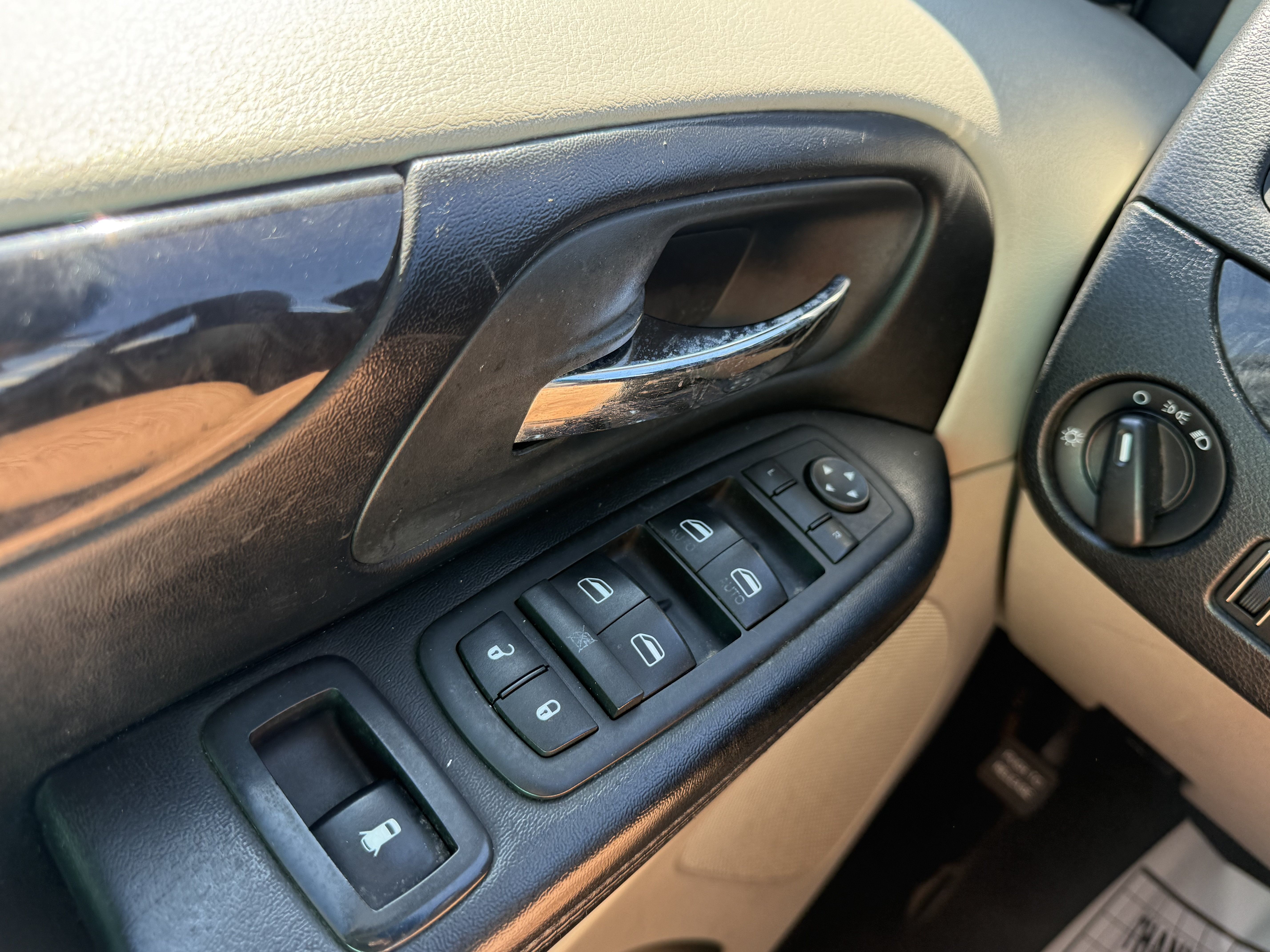 Used 2012 Dodge Grand Caravan SXT FWD image 26