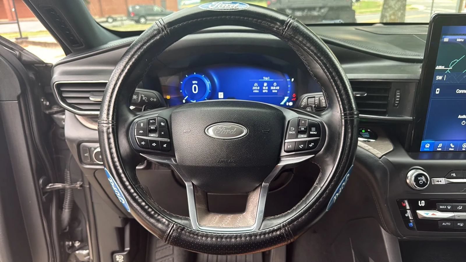 Used 2020 Ford Explorer Platinum w/ Premium Technology Package AWD/4WD image 37