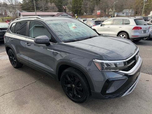 Used 2022 Volkswagen Taos SE image 3