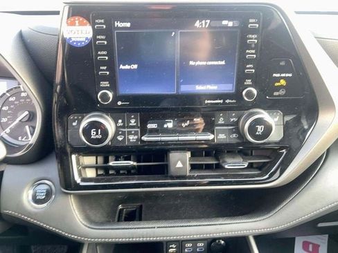 Used 2022 Toyota Highlander XLE image 10