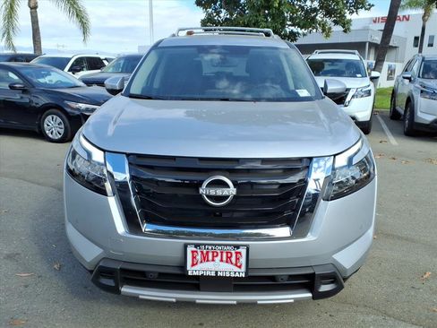 New 2025 Nissan Pathfinder SL image 2