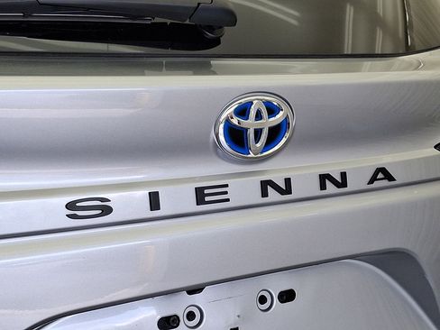 Used 2024 Toyota Sienna LE FWD image 27