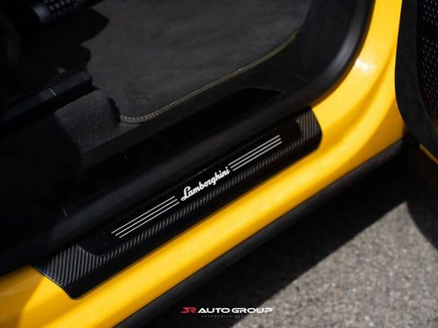 Used 2023 Lamborghini Urus Performante AWD/4WD image 25