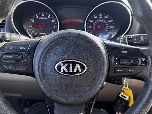 Used 2016 Kia Sedona LX w/ Option Group 020 FWD image 17