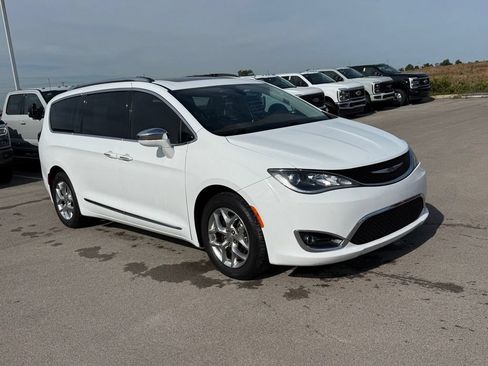 Used 2018 Chrysler Pacifica Limited FWD image 2