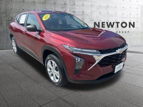 Used 2024 Chevrolet Trax LS FWD image 1