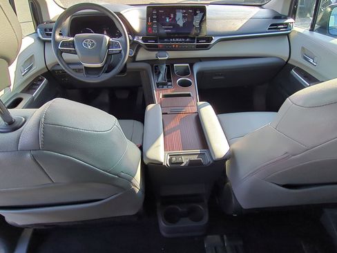 Used 2024 Toyota Sienna XLE image 30