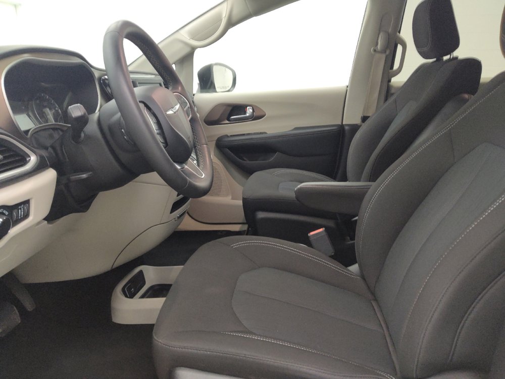 Used 2023 Chrysler Voyager LX FWD image 17