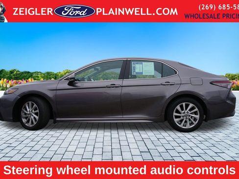 Used 2024 Toyota Camry SE image 2