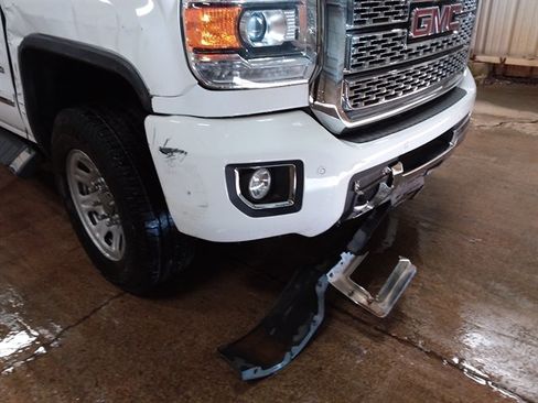Used 2018 GMC Sierra 2500 Denali w/ Duramax Plus Package AWD/4WD image 17