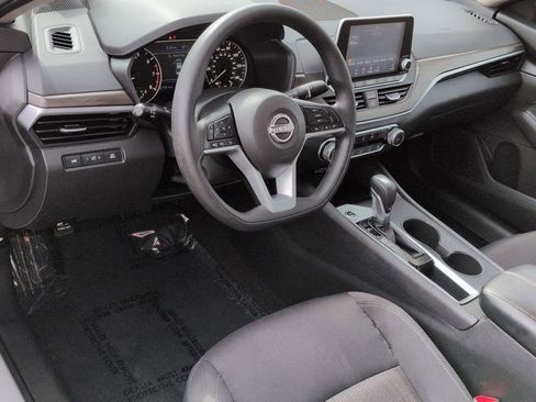 Used 2025 Nissan Altima 2.5 SV FWD image 18