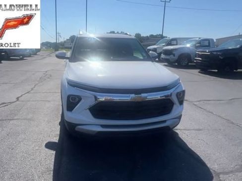 Used 2025 Chevrolet TrailBlazer LT FWD image 3
