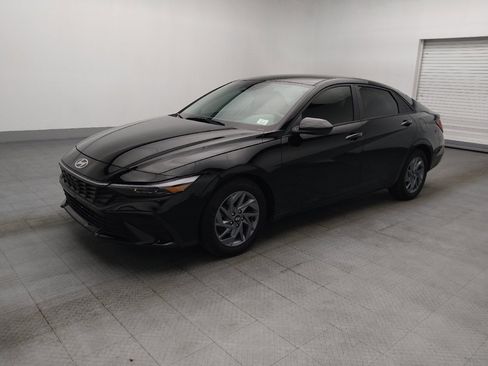 Used 2024 Hyundai Elantra SEL FWD image 2
