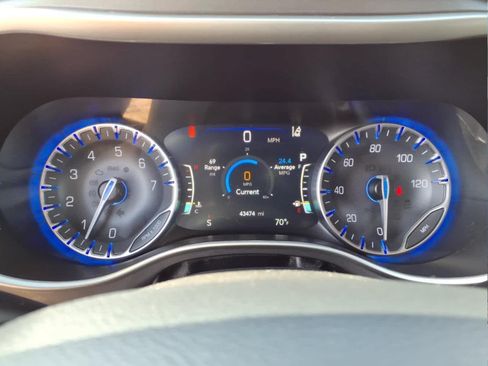 Used 2024 Chrysler Pacifica Touring-L FWD image 25