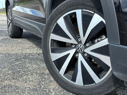 Used 2024 Volkswagen Taos SE image 2