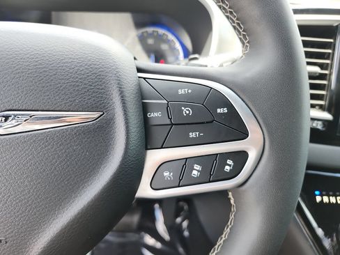 Used 2025 Chrysler Pacifica Select FWD image 31