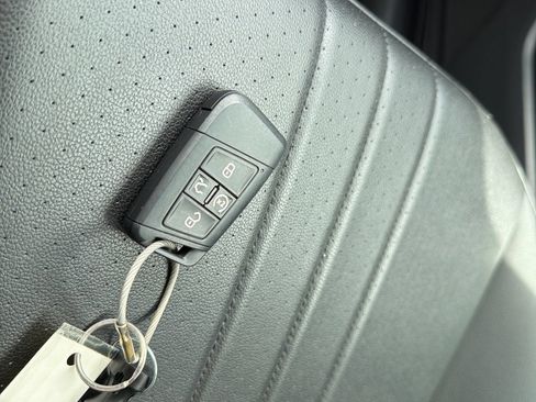 Used 2024 Volkswagen Tiguan SE FWD image 17