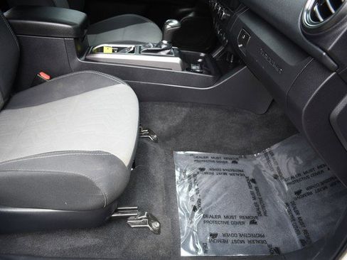 Used 2022 Toyota Tacoma TRD Off-Road image 25