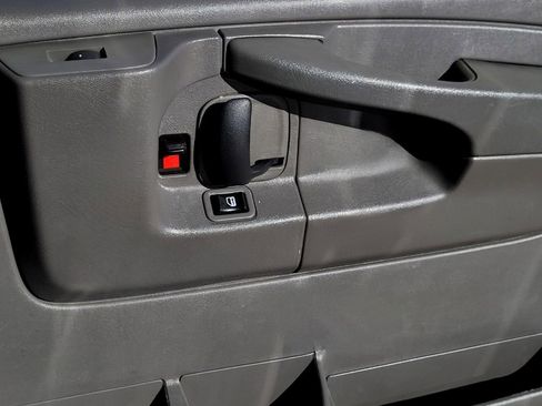 Used 2014 Chevrolet Express 2500 image 21