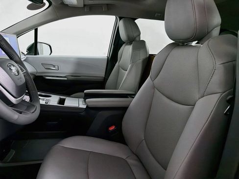 New 2026 Toyota Sienna XLE FWD image 32