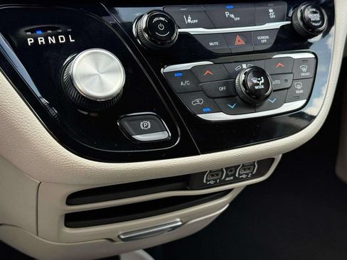 Used 2023 Chrysler Pacifica Touring-L FWD image 30
