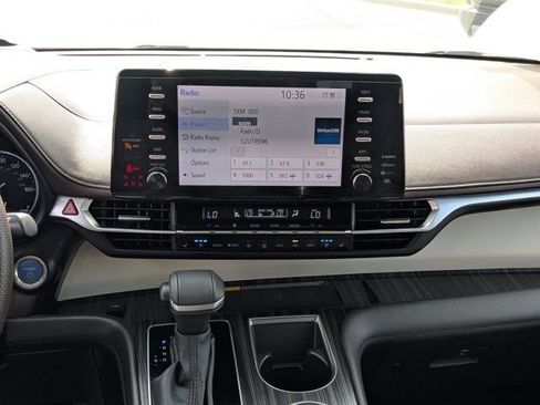 Used 2024 Toyota Sienna Platinum FWD image 16