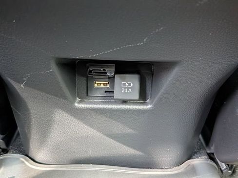 Used 2021 Toyota Venza Limited AWD/4WD image 35