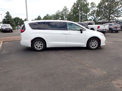 Used 2024 Chrysler Pacifica Touring-L FWD image 4