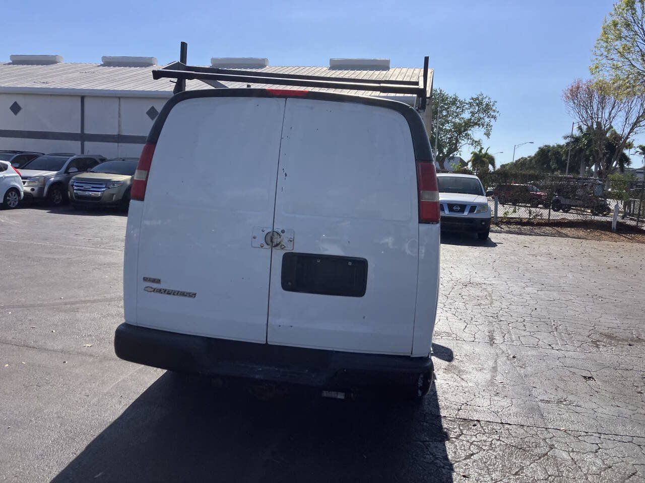 Used 2010 Chevrolet Express 2500 RWD image 19