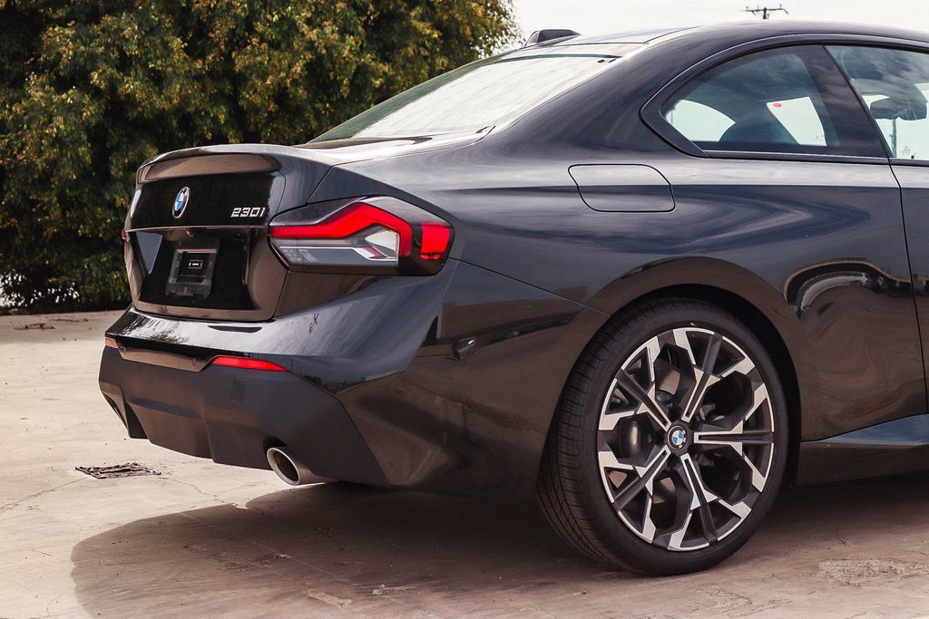 Used 2025 BMW 230i Coupe w/ Premium Package RWD image 11