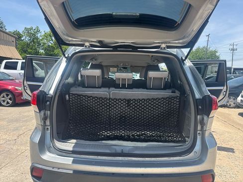 Used 2017 Toyota Highlander LE FWD image 33