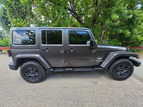 Used 2014 Jeep Wrangler Unlimited Sahara w/ Dual Top Group AWD/4WD image 5