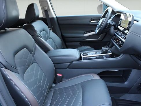 Used 2024 Nissan Pathfinder Platinum w/ Cargo Package image 26