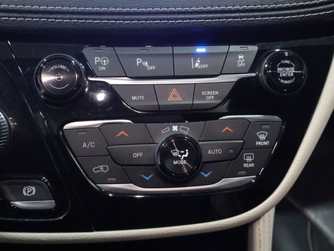 Used 2022 Chrysler Pacifica Limited image 36